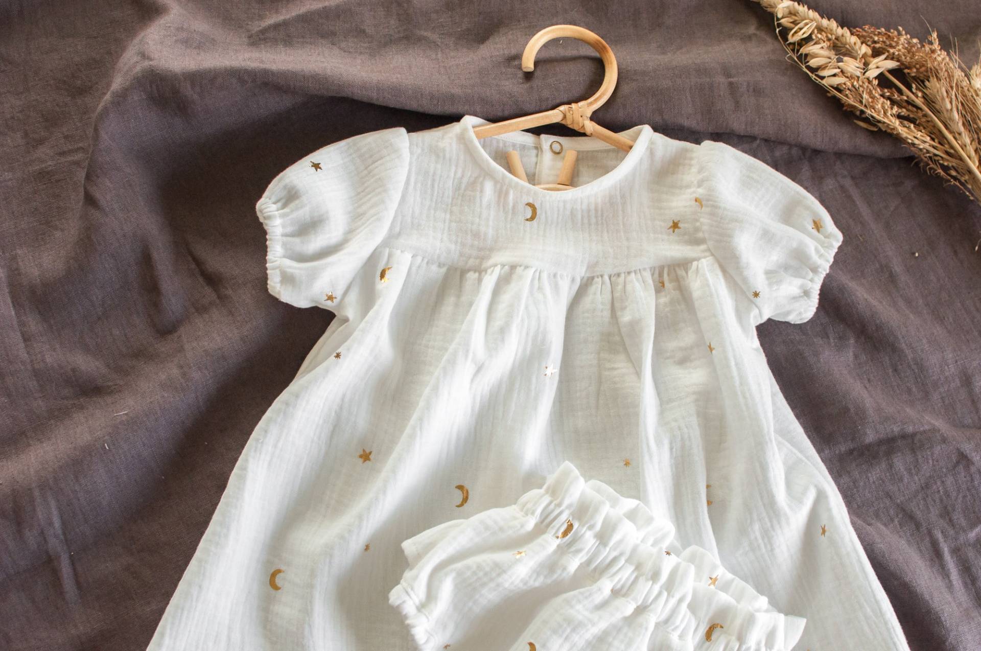 Baby-Mädchen-Taufkleid, Weißes Sommer-Baby-Kleid, Kurze Ärmel Mädchen-Musselin-Kleid, Weiße Taufe-Baby-Abnutzung von KruopaKids