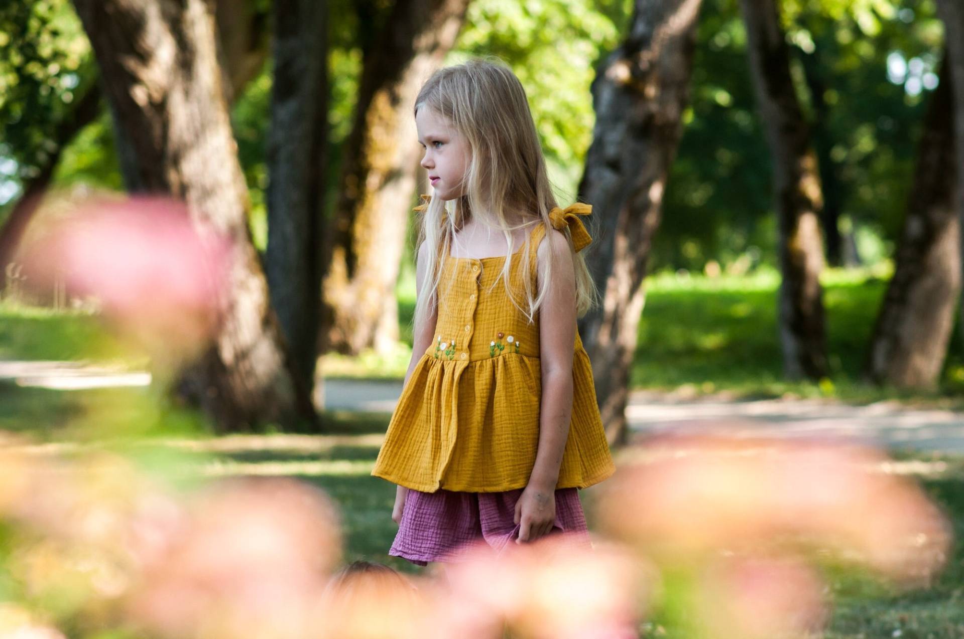 Mädchen Musselin Träger Top, Bluse Mit Krawatten, Sommer Top Blumen Stickerei von KruopaKids