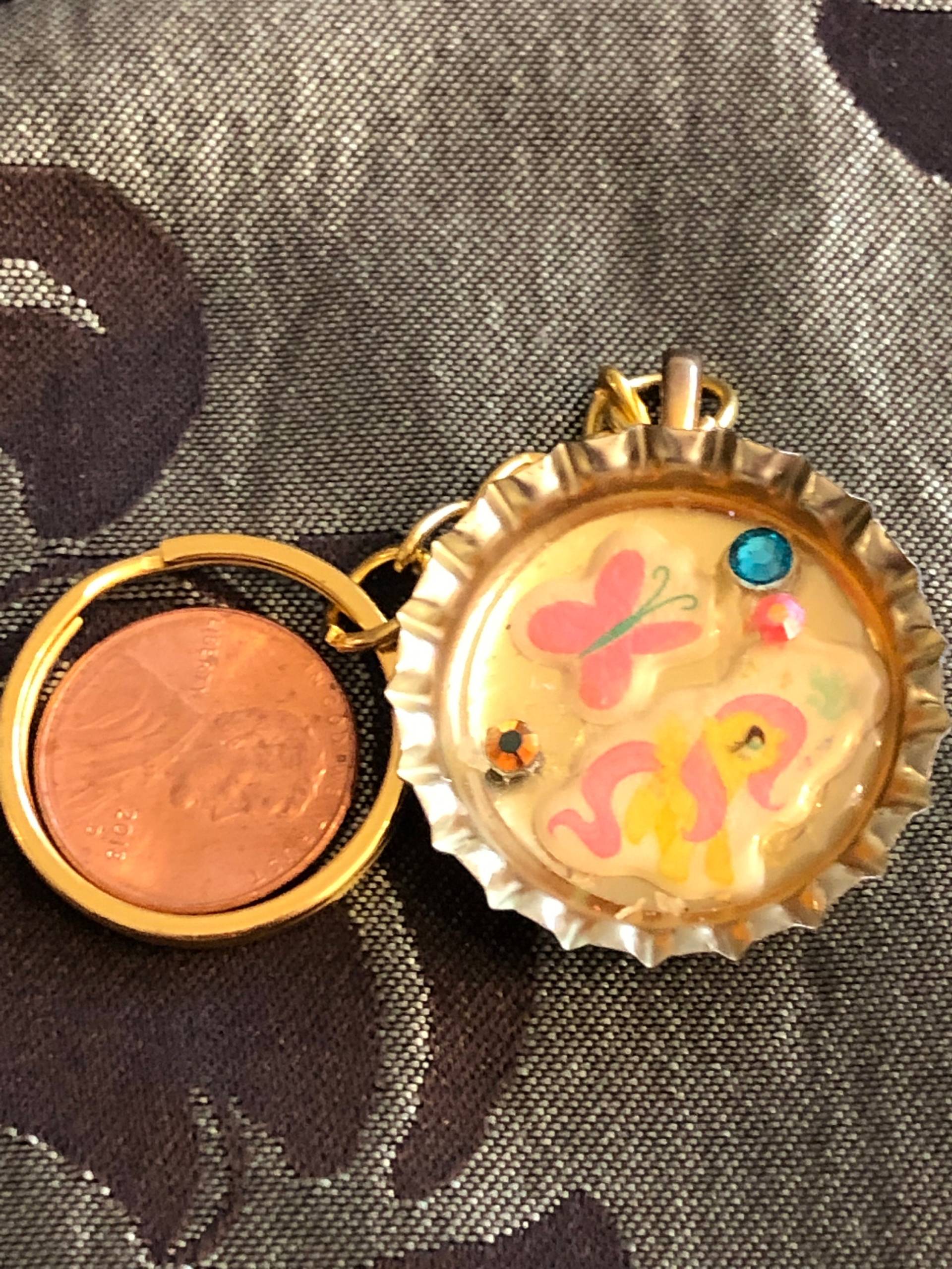 Fluttershy Mlp Kronkorken Schlüsselanhänger Mit Schmetterling Fluttershy Mlp Kronkorken Schlüsselanhänger Mit Schmetterling von KrystalGifts
