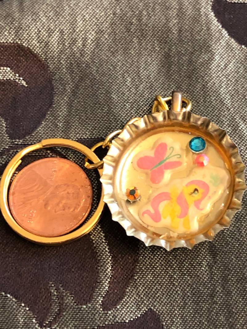 Fluttershy Mlp Kronkorken Schlüsselanhänger Mit Schmetterling Fluttershy Mlp Kronkorken Schlüsselanhänger Mit Schmetterling von KrystalGifts