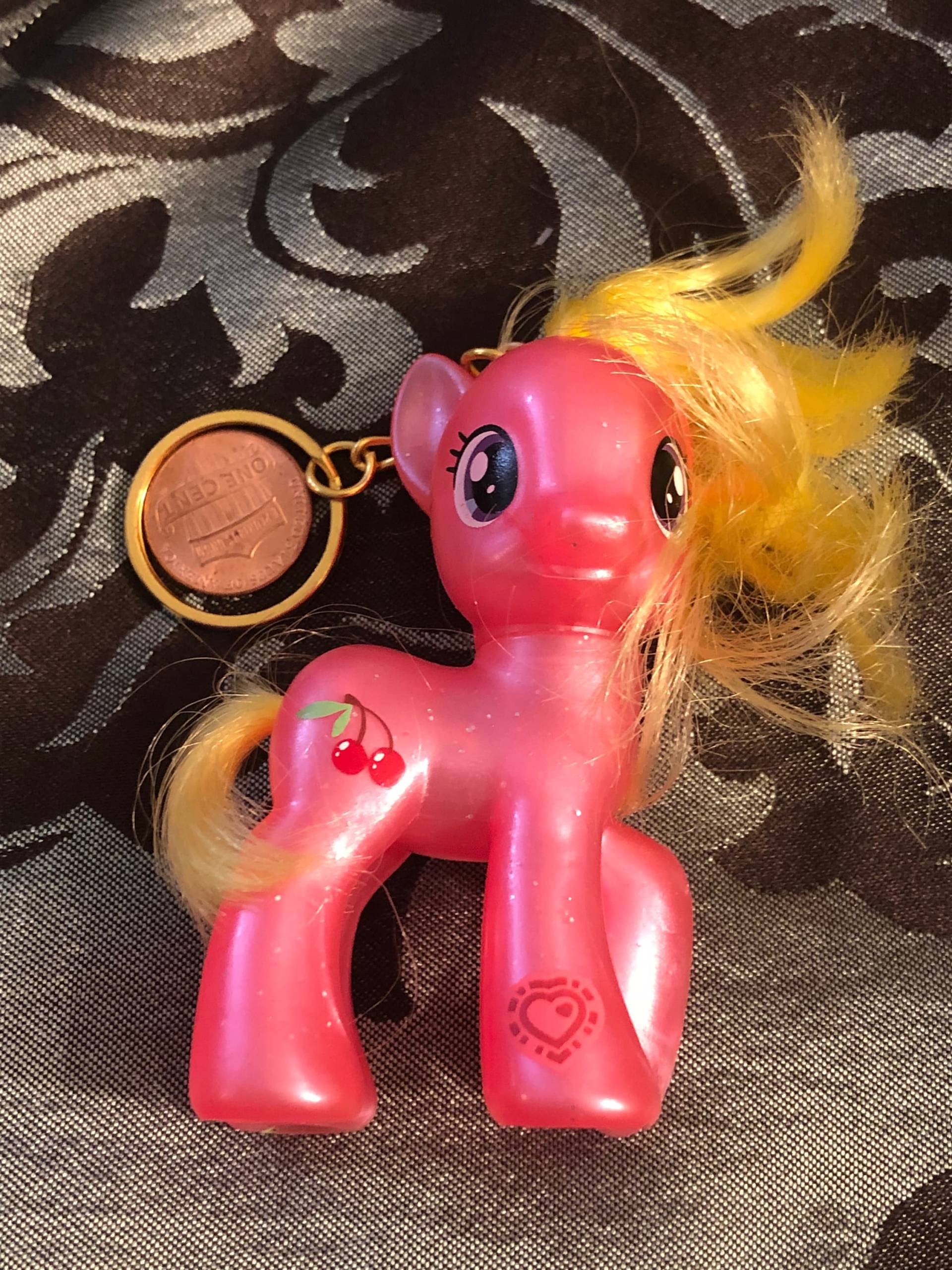 Kirsche Pony Schlüsselanhänger Kirsche Pony Schlüsselanhänger von KrystalGifts