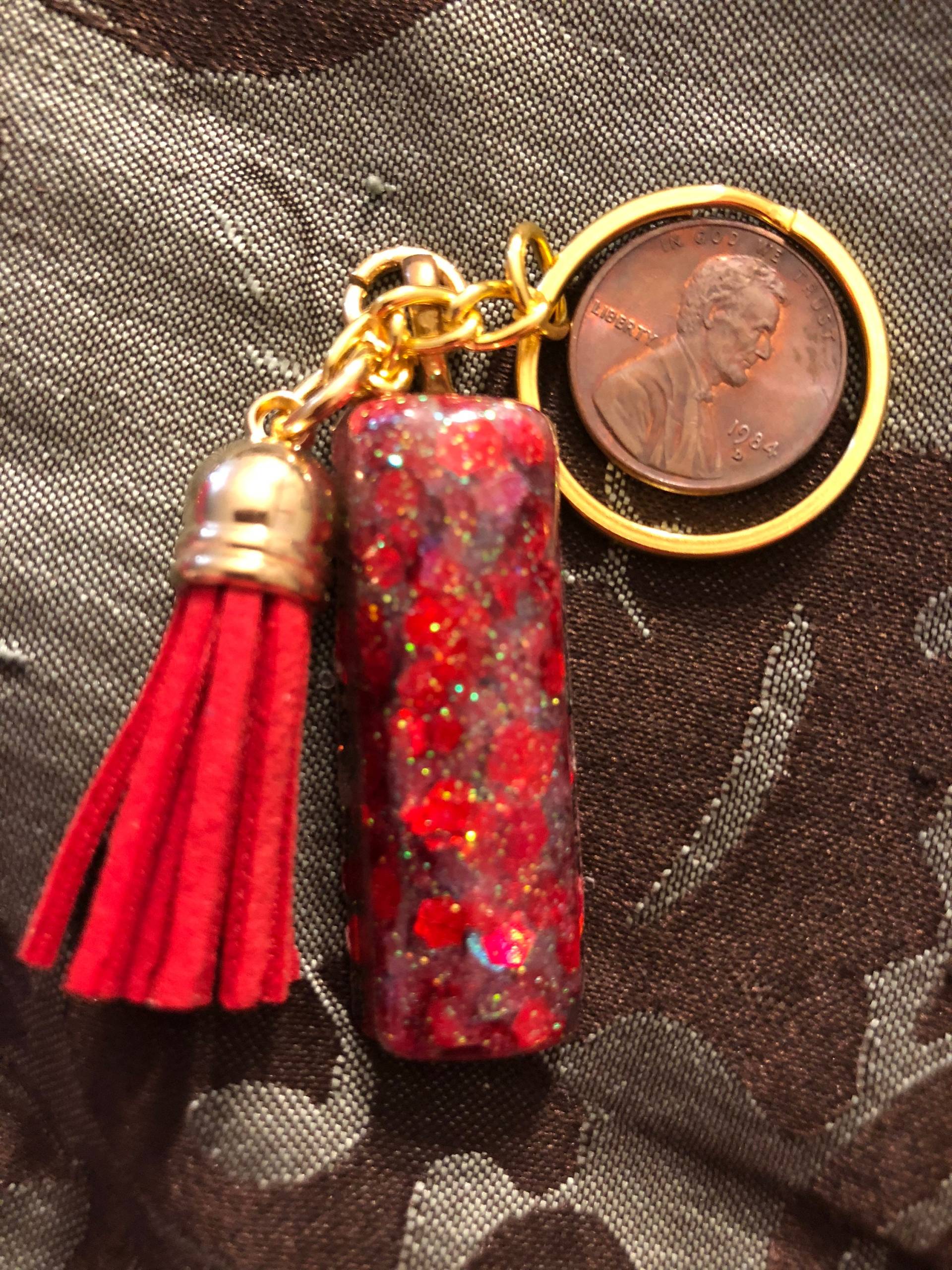 Langer Roter Schlüsselanhänger Aus Kunstharz Mit Quaste Langer Roter Schlüsselanhänger Aus Kunstharz Mit Quaste von KrystalGifts