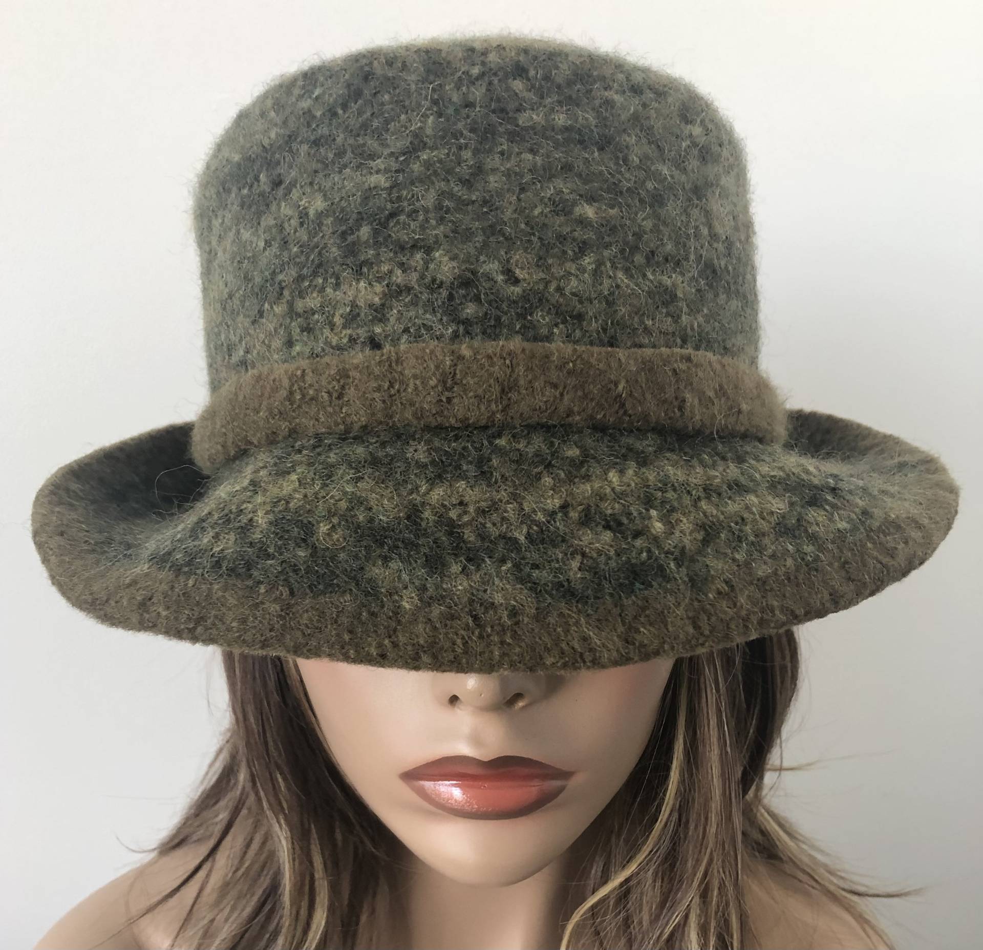 Olivgrüner Tweed Wolle Cloche Hut, Gefilzte Wollhut, Frauen Winter Hut von KrystalaJoy