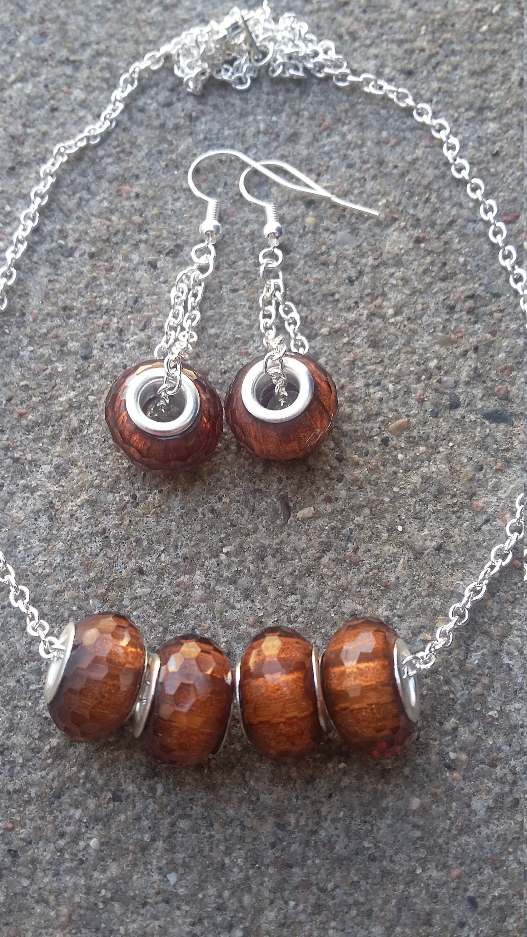 Ahorn Braun Lampwork Perlen Schmuck Set, Minimalist Versilberte Halskette Und Ohrringe von KrystalineElegance