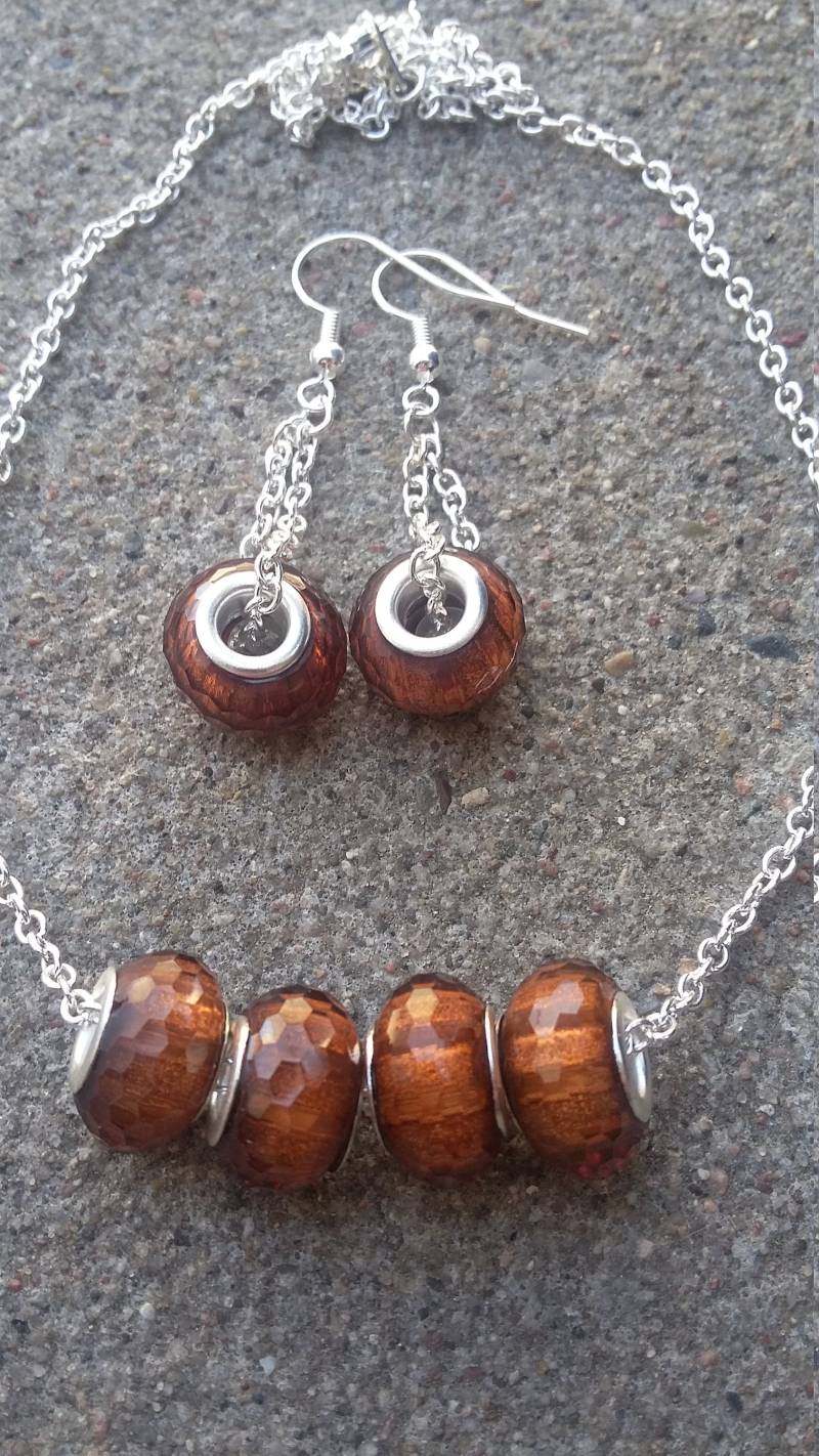 Ahorn Braun Lampwork Perlen Schmuck Set, Minimalist Versilberte Halskette Und Ohrringe von KrystalineElegance