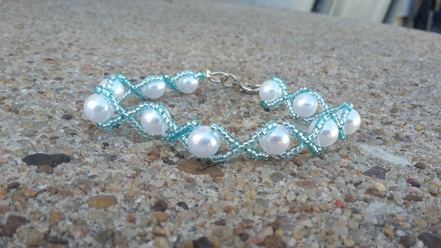 Armband Mit Weißer Glasperle & Metallic Türkis Samenperle von KrystalineElegance