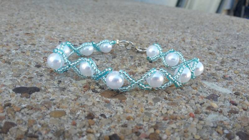 Armband Mit Weißer Glasperle & Metallic Türkis Samenperle von KrystalineElegance