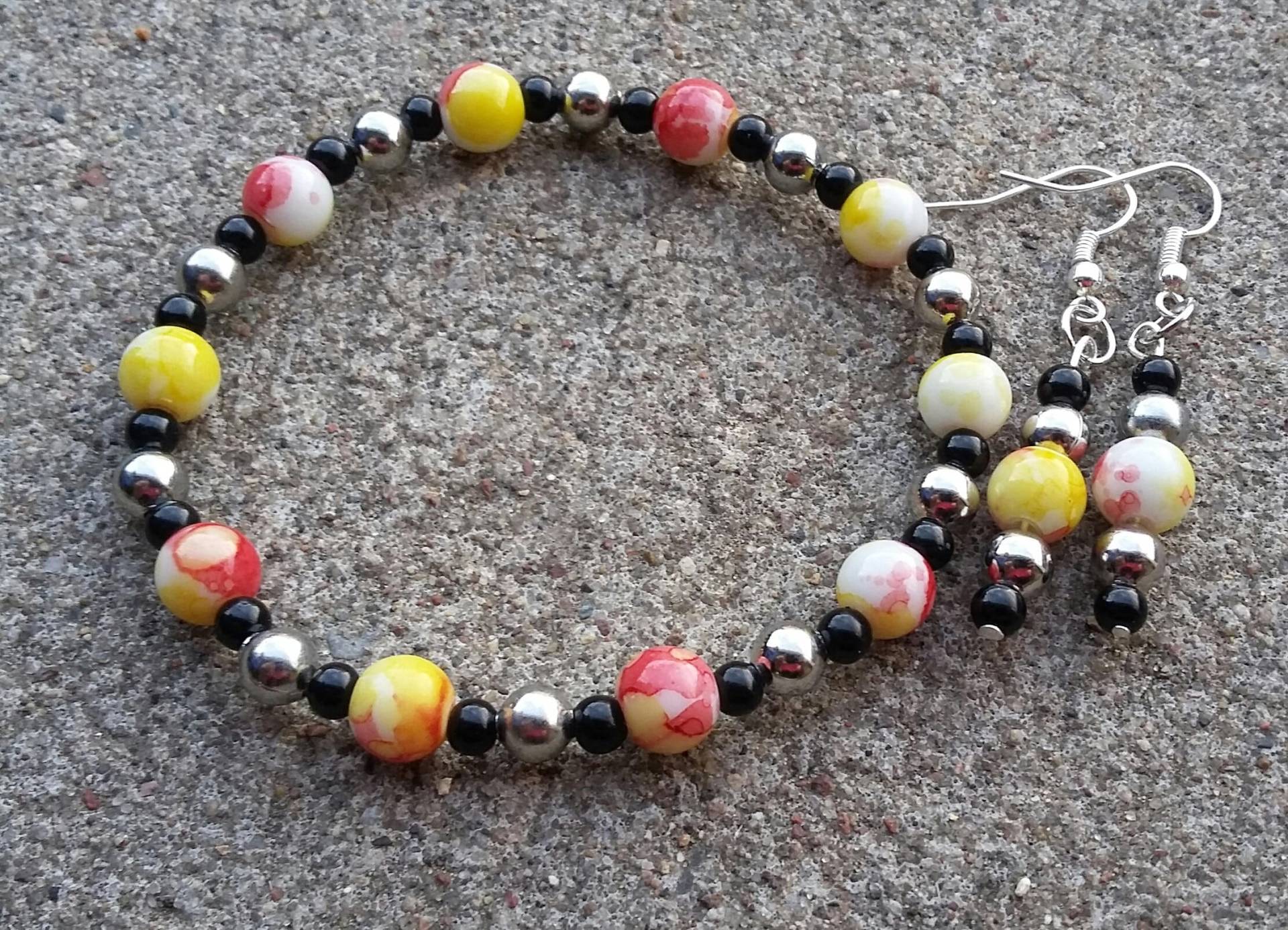 Batik Perlen Schmuck Set, Ohrringe Und Stretch Armband von KrystalineElegance