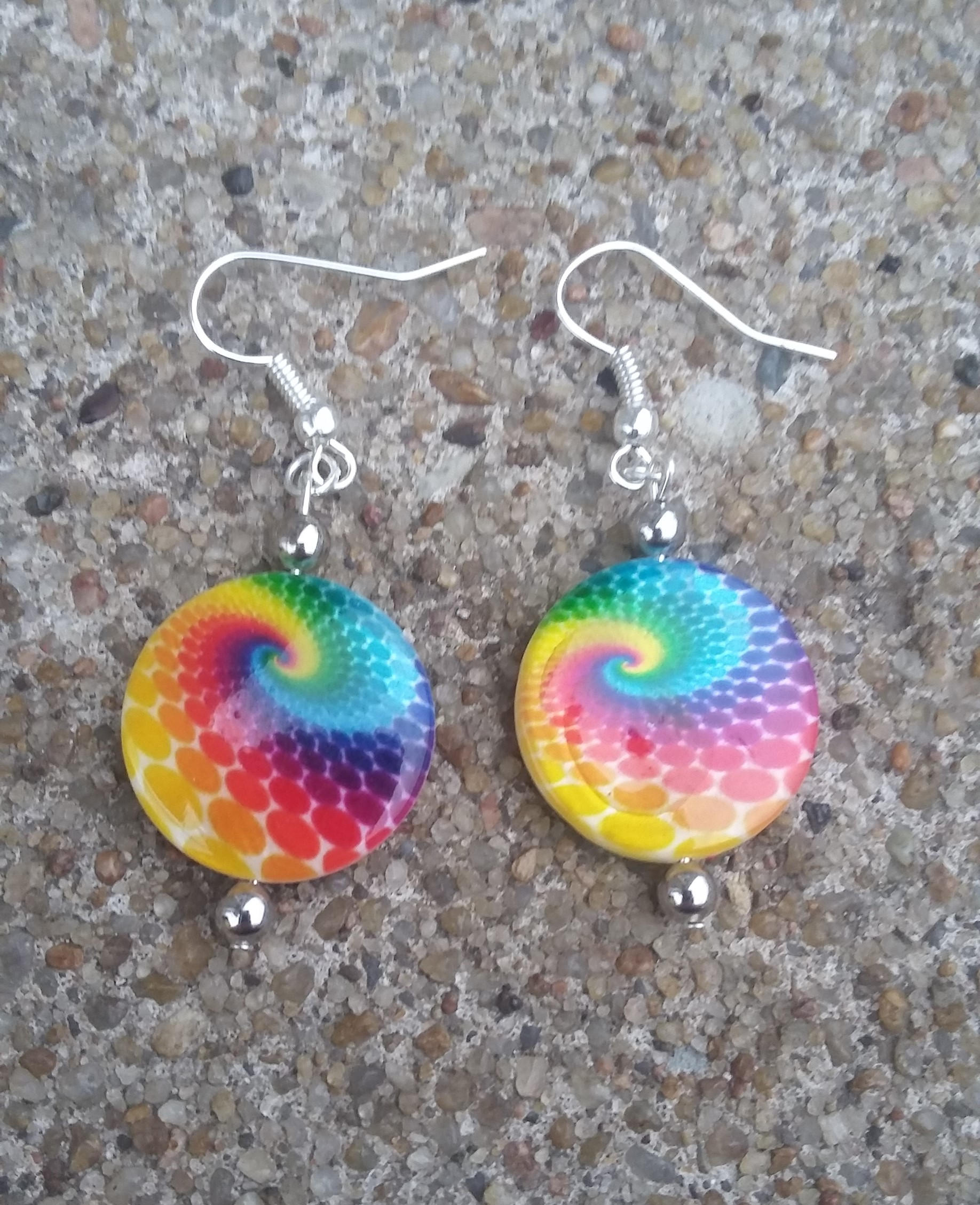 Batik Swirl Regenbogen Perlen Ohrringe, Hippie Hippieschmuck von KrystalineElegance