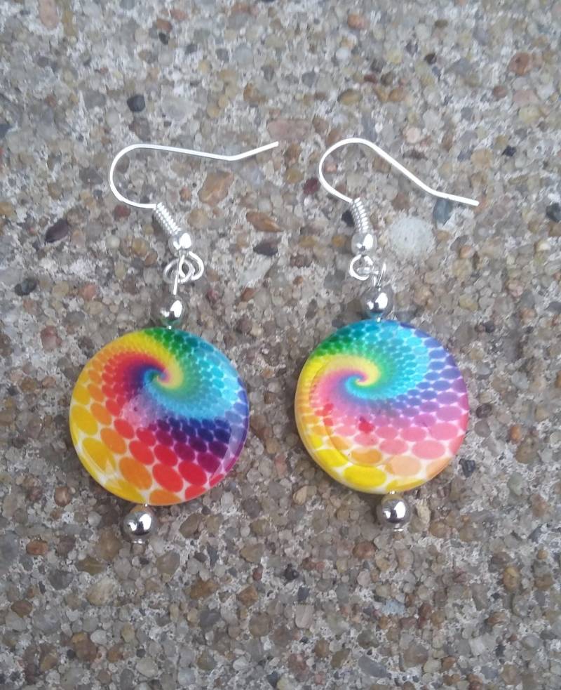 Batik Swirl Regenbogen Perlen Ohrringe, Hippie Hippieschmuck von KrystalineElegance