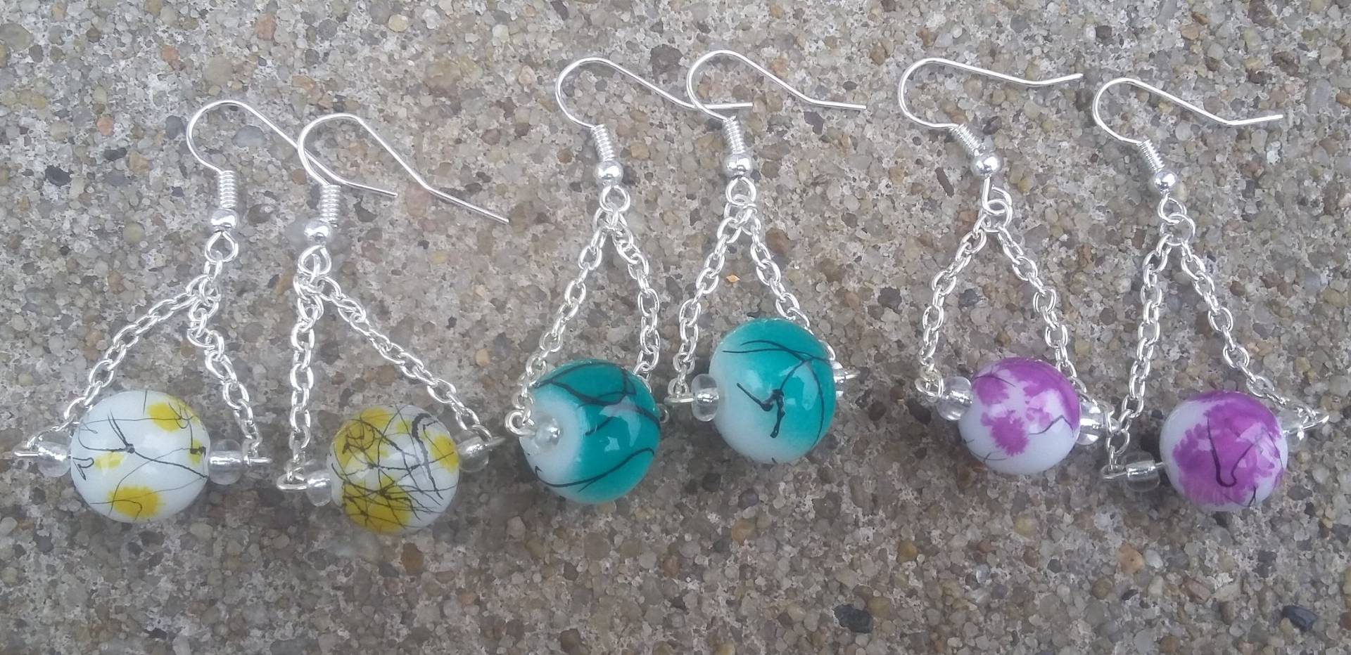 Farbe Gekleckst Bead Ohrringe, Silber Kette, Handgemacht von KrystalineElegance