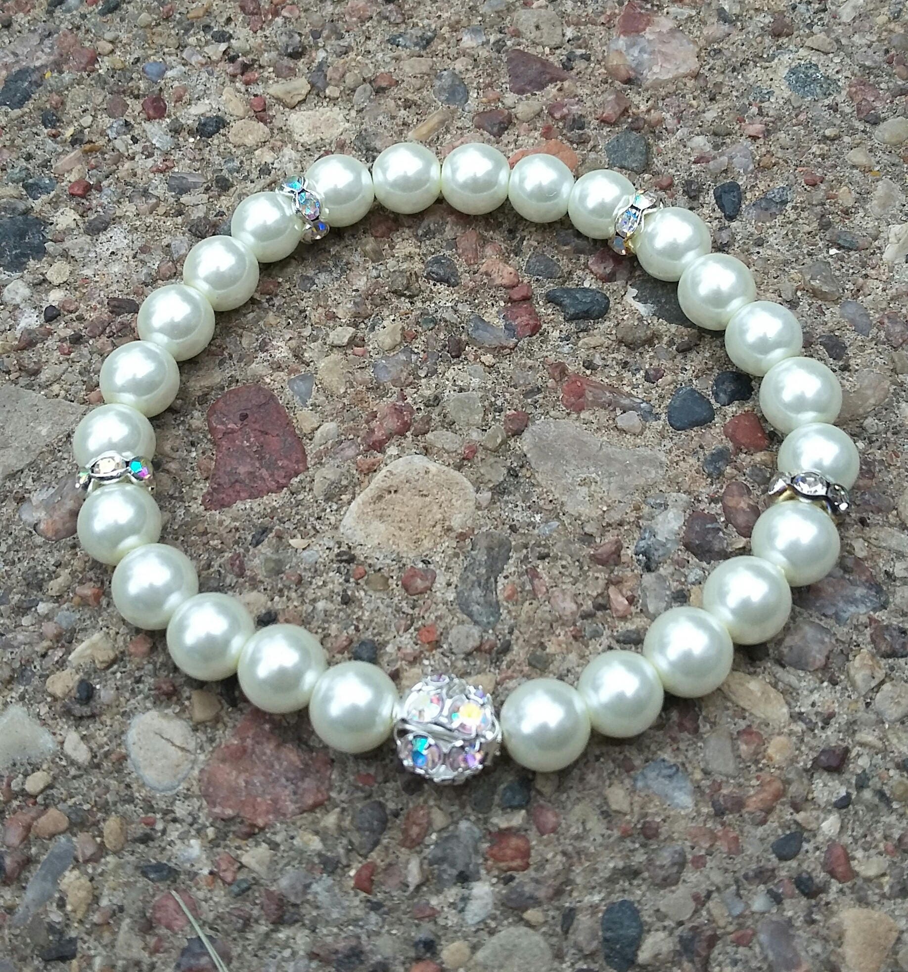 Funkelndes Weißes Strassarmband, Handgefertigt von KrystalineElegance