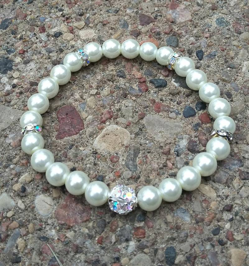 Funkelndes Weißes Strassarmband, Handgefertigt von KrystalineElegance