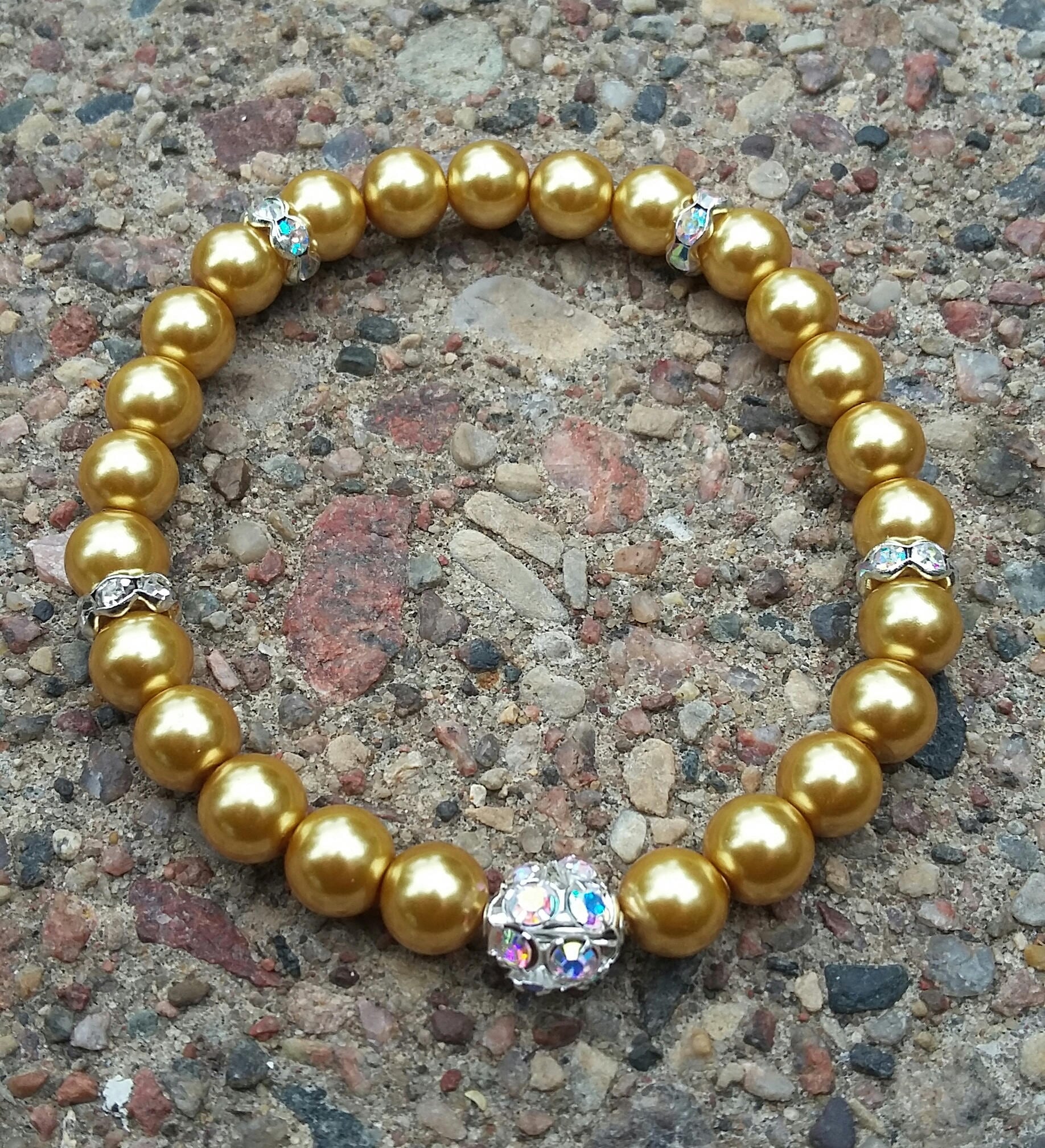 Gold Perlen Stretch Armband, Strass Akzent, Handgemachter Schmuck von KrystalineElegance