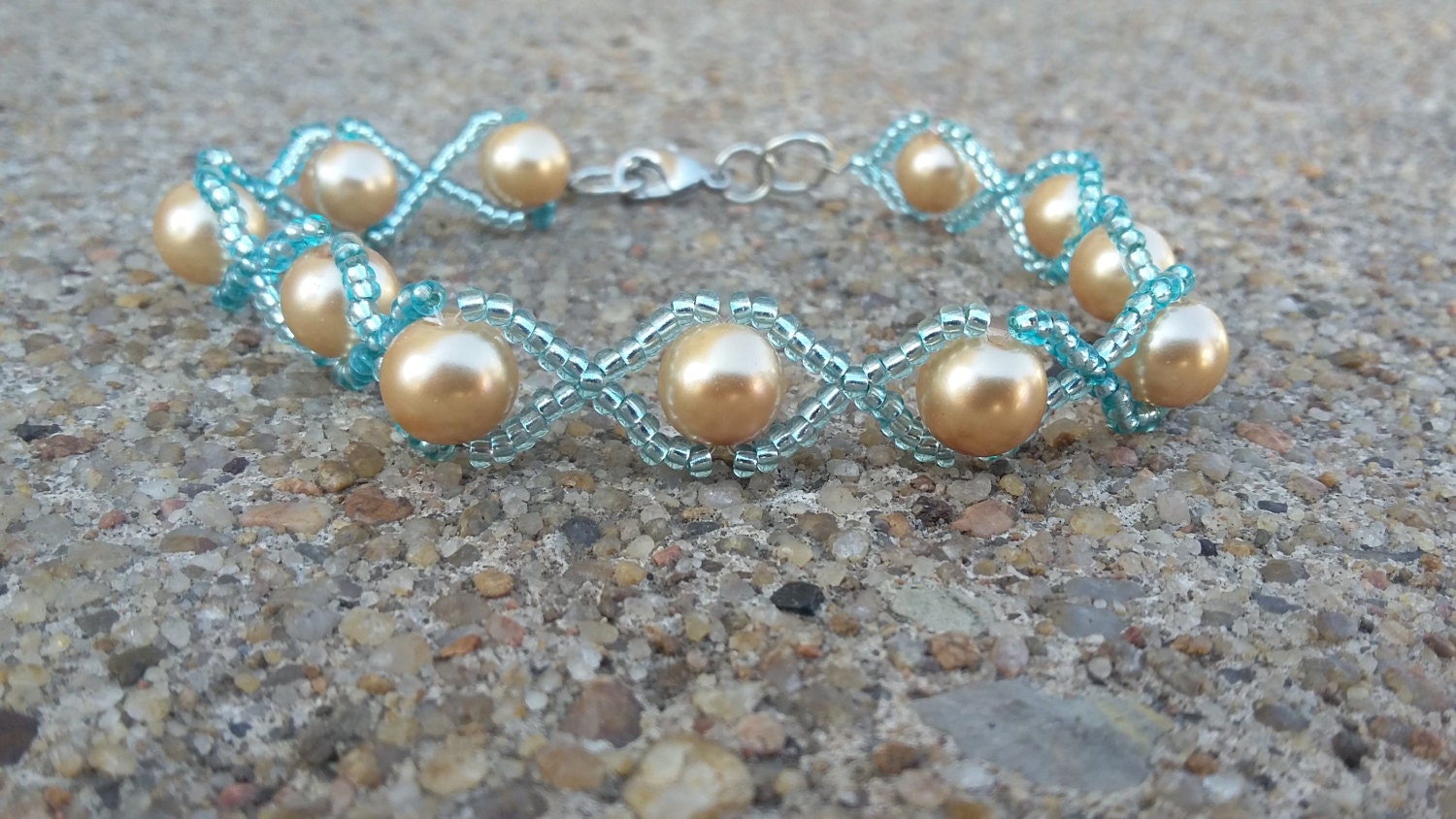 Gold & Metallic Türkis Perlen Armband, Elegant Wire Design von KrystalineElegance