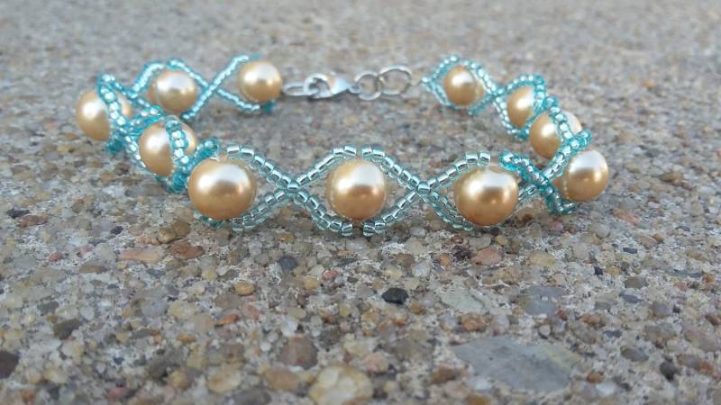 Gold & Metallic Türkis Perlen Armband, Elegant Wire Design von KrystalineElegance