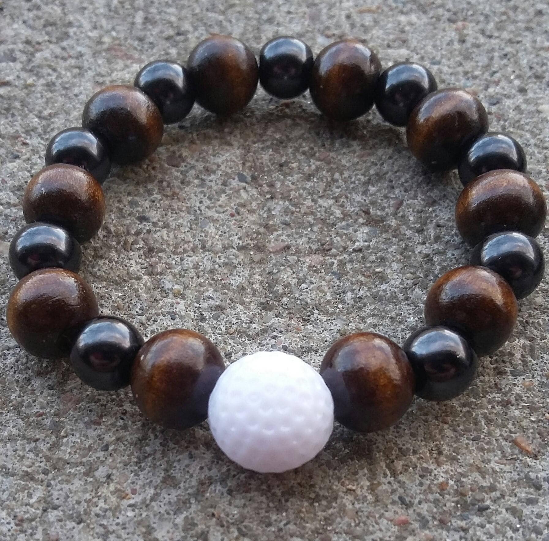 Golfball Perlenarmband, Schwarzes Glas & Holz, Unisex Stretch Armband von KrystalineElegance