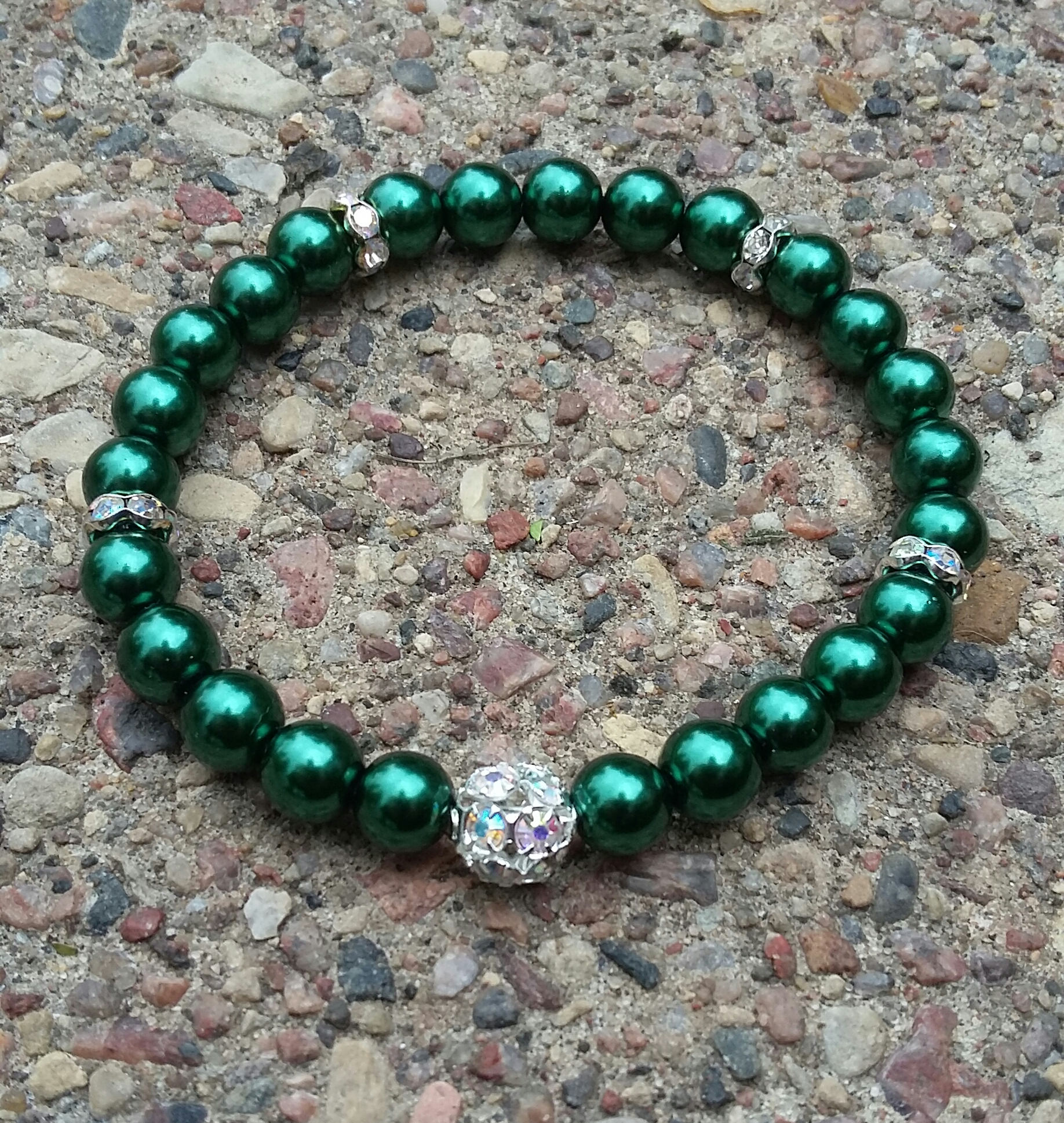 Grüne Glasperlen Stretch Armband, Strass Akzente von KrystalineElegance