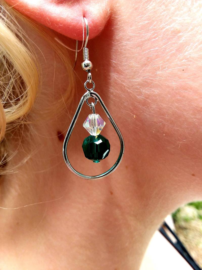 Grüne Kristall Bead Silber Teardrop Creolen von KrystalineElegance