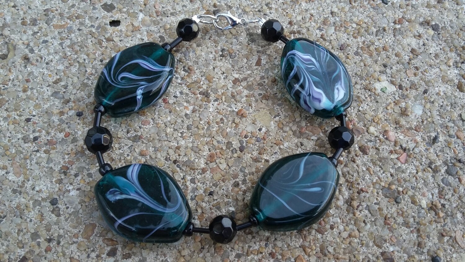 Grünes Glasperlenarmband, Schwarze Akzentperlen, Silberverschluss von KrystalineElegance