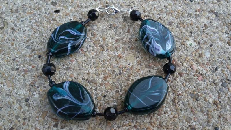 Grünes Glasperlenarmband, Schwarze Akzentperlen, Silberverschluss von KrystalineElegance