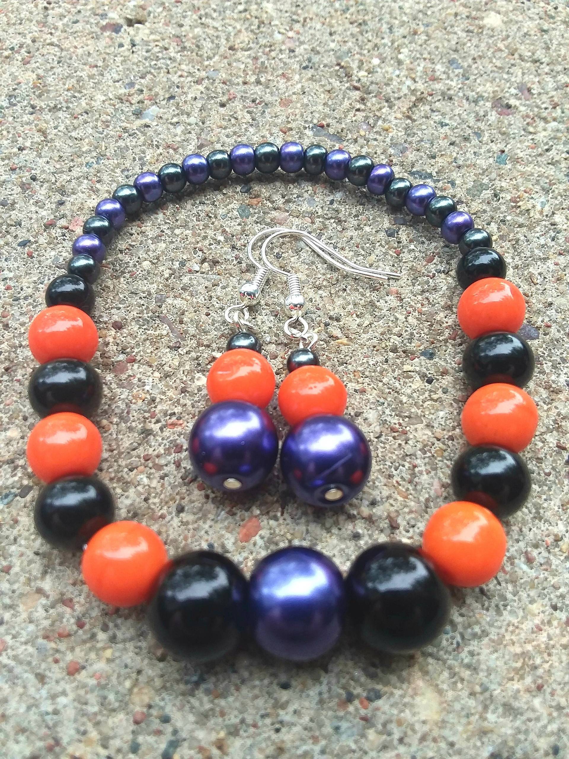Halloween Perlen Schmuck Set, Orange Schwarz Lila, Armband Ohrringe von KrystalineElegance