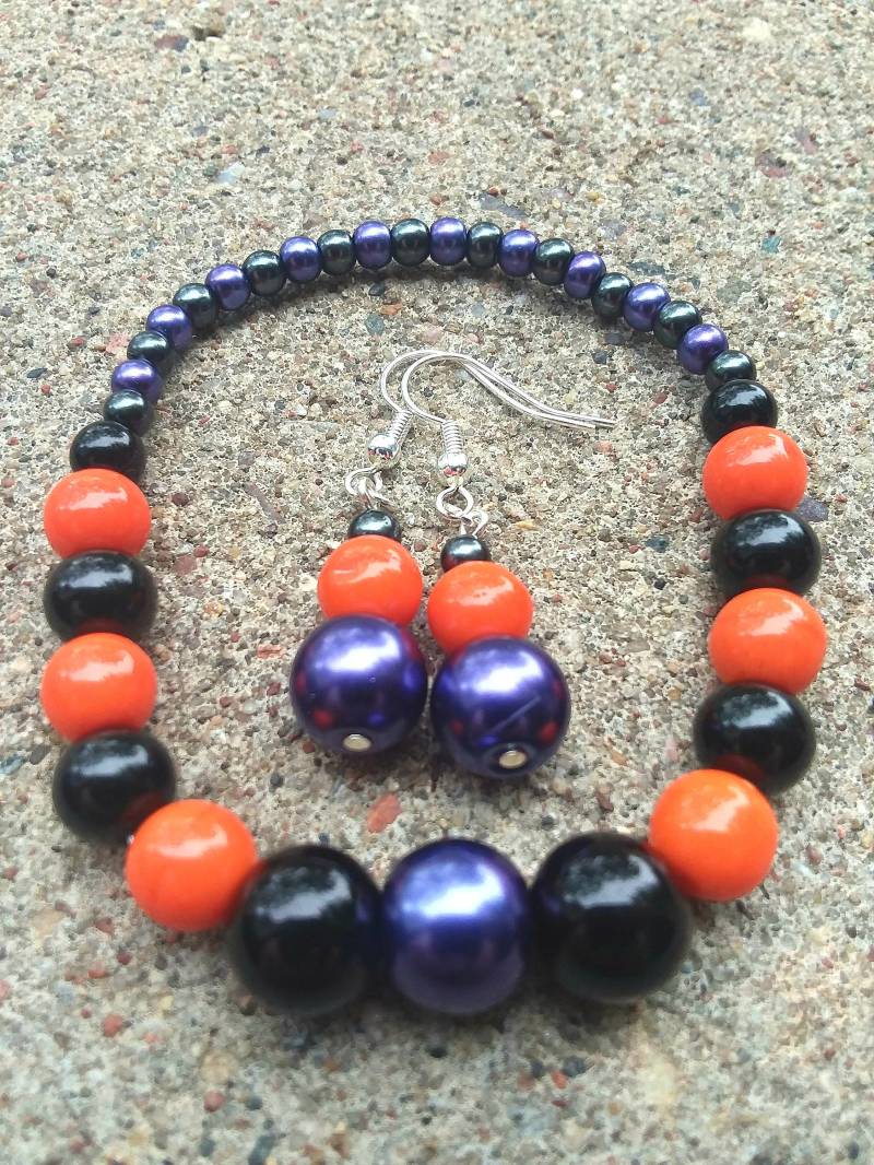 Halloween Perlen Schmuck Set, Orange Schwarz Lila, Armband Ohrringe von KrystalineElegance