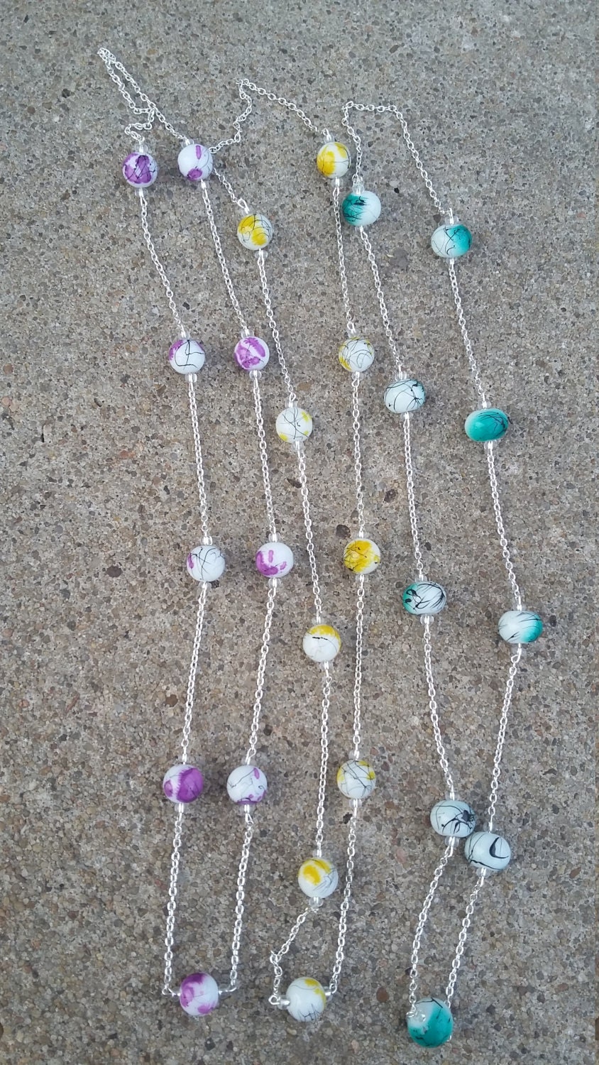 Handgefertigte Color Splash Perlenkette, Silberkette Mit Langem Seil von KrystalineElegance