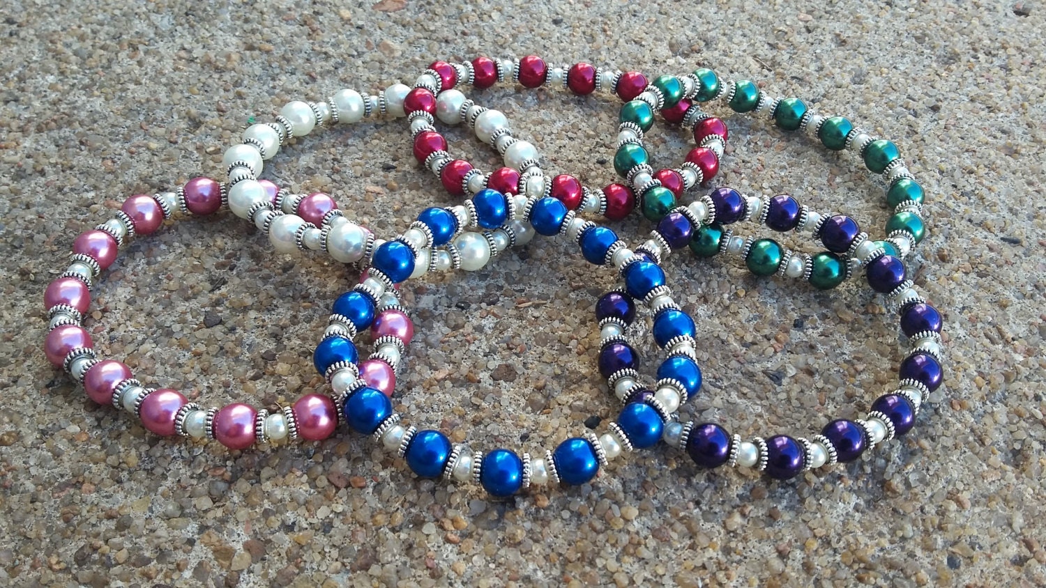 Handgefertigtes Glasperlen Stretch Armband Mit Perlen Akzenten von KrystalineElegance