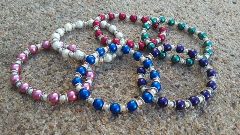 Handgefertigtes Glasperlen Stretch Armband Mit Perlen Akzenten von KrystalineElegance