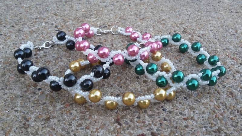 Handgefertigtes Glasperlenarmband Im Wellendesign Mit Silberverschluss von KrystalineElegance