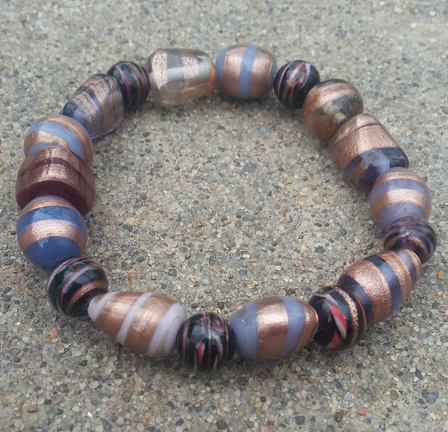 Handgemachte Erde Ton Glas Perle Stretch Armband, Kupfer & Lila von KrystalineElegance