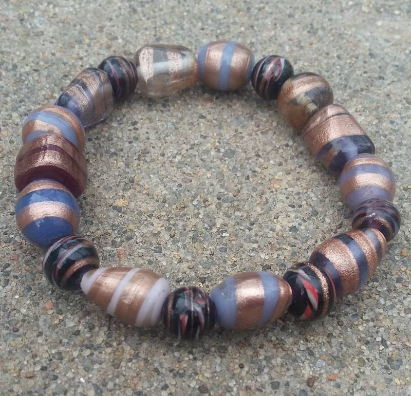 Handgemachte Erde Ton Glas Perle Stretch Armband, Kupfer & Lila von KrystalineElegance
