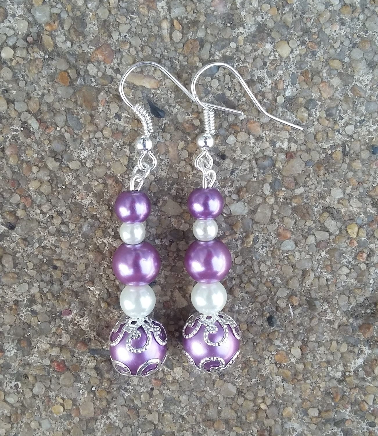 Handgemachte Lila Lavendel Perlen Ohrhänger, Filigrane Perlenkappen von KrystalineElegance