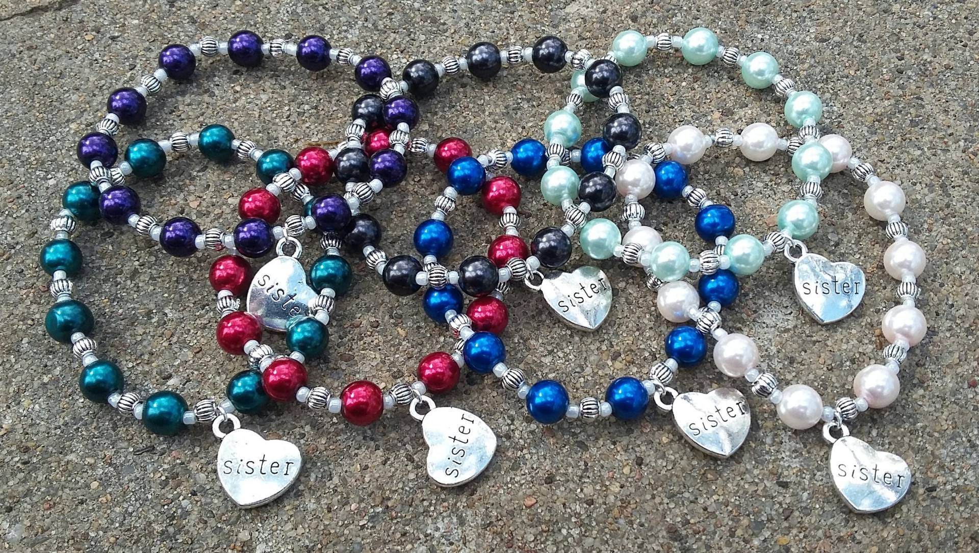 Handgemachte Perlen Schwester Charm Stretch Armband, Silber Herz von KrystalineElegance