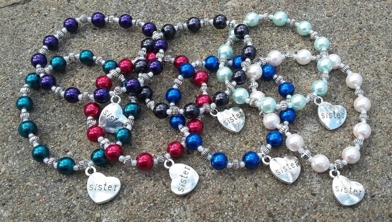 Handgemachte Perlen Schwester Charm Stretch Armband, Silber Herz von KrystalineElegance