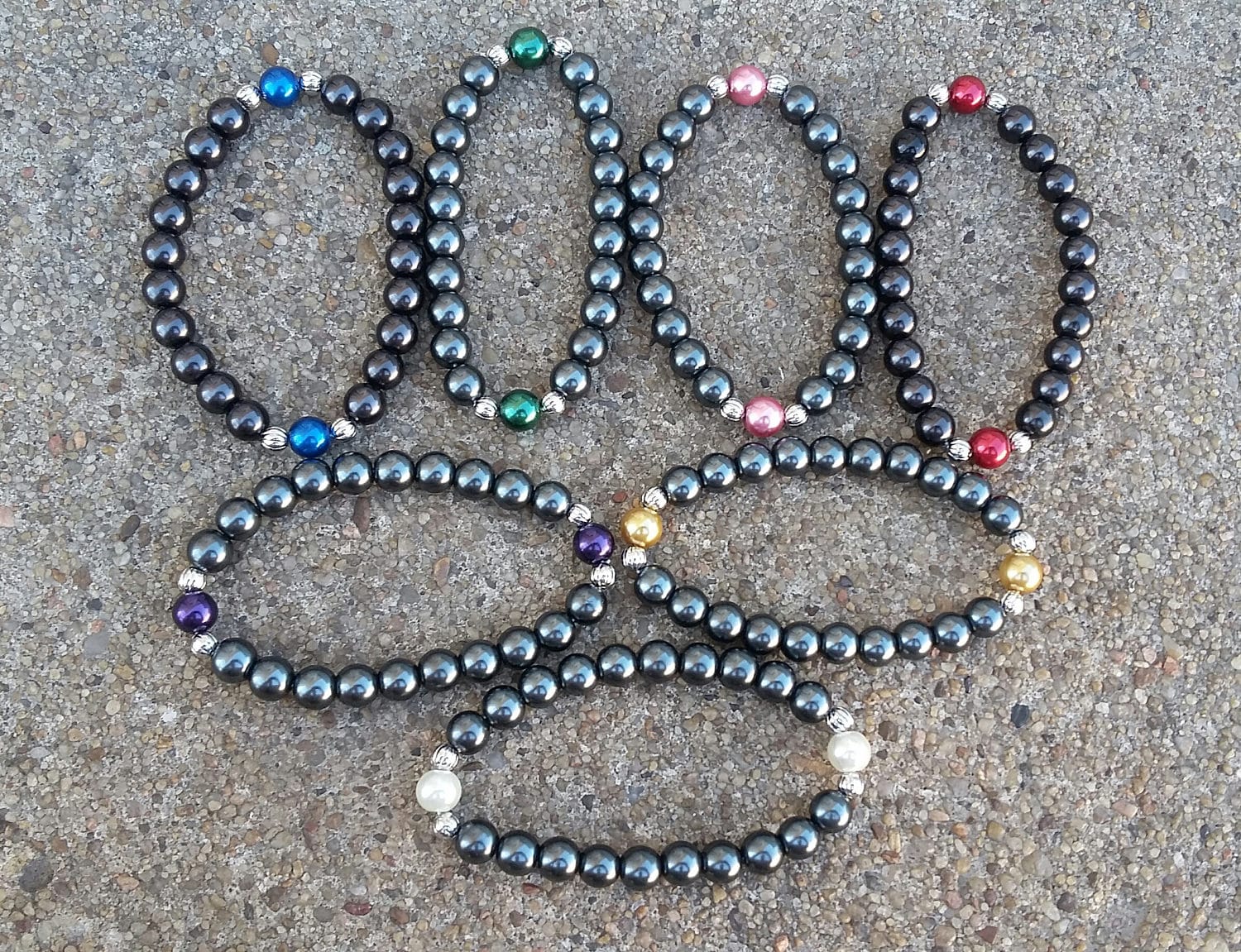 Handgemachte Schwarze Glasperlen Stretch Armband Mit Bunten Akzenten von KrystalineElegance