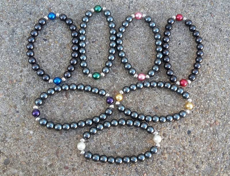 Handgemachte Schwarze Glasperlen Stretch Armband Mit Bunten Akzenten von KrystalineElegance