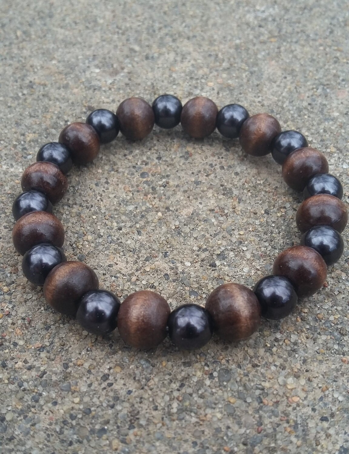 Handgemachtes Braunes Holz & Schwarze Perlen Stretch Armband, Unisex Schmuck von KrystalineElegance