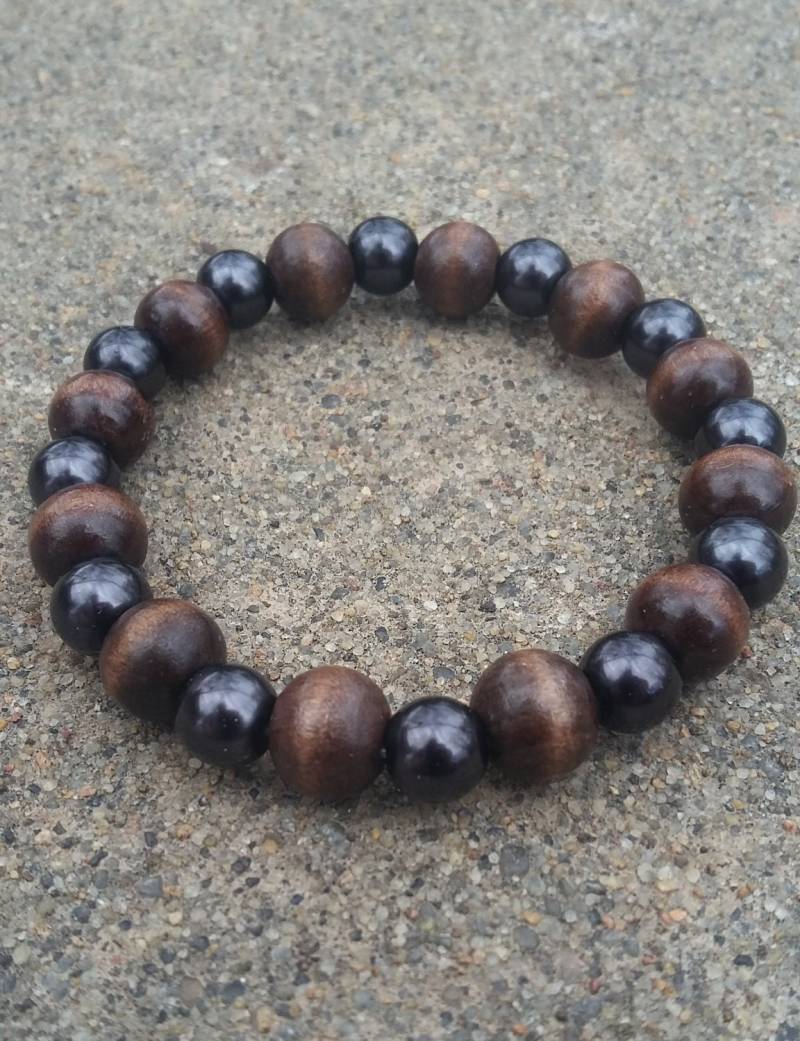 Handgemachtes Braunes Holz & Schwarze Perlen Stretch Armband, Unisex Schmuck von KrystalineElegance