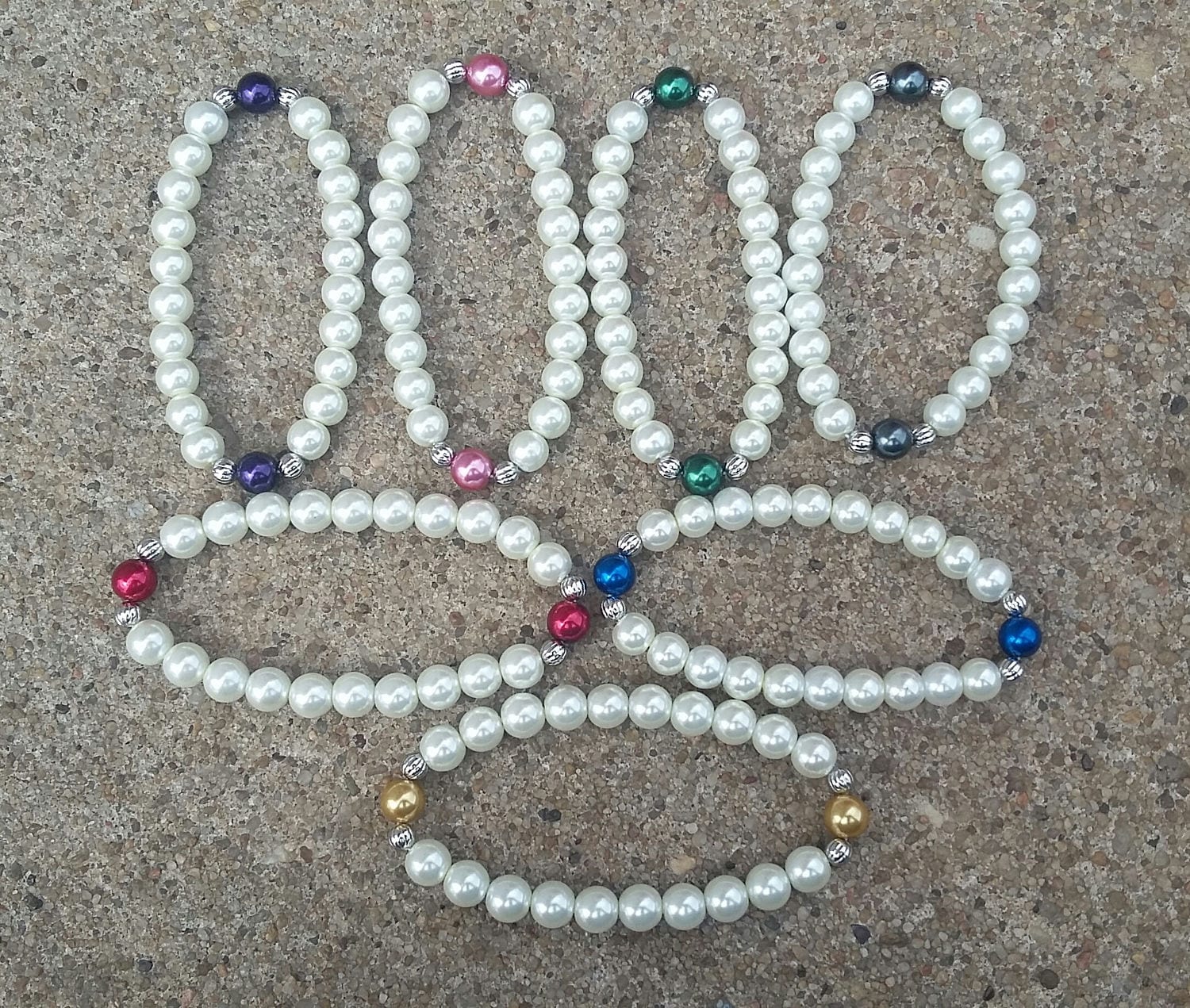 Handgemachtes Weißes Glasperlen Stretch Armband Mit Farbigen Akzenten von KrystalineElegance