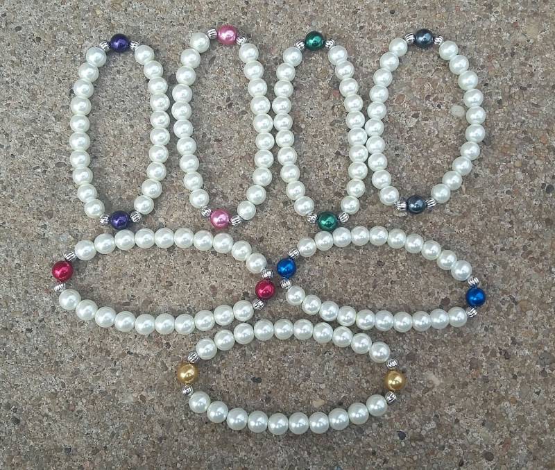 Handgemachtes Weißes Glasperlen Stretch Armband Mit Farbigen Akzenten von KrystalineElegance