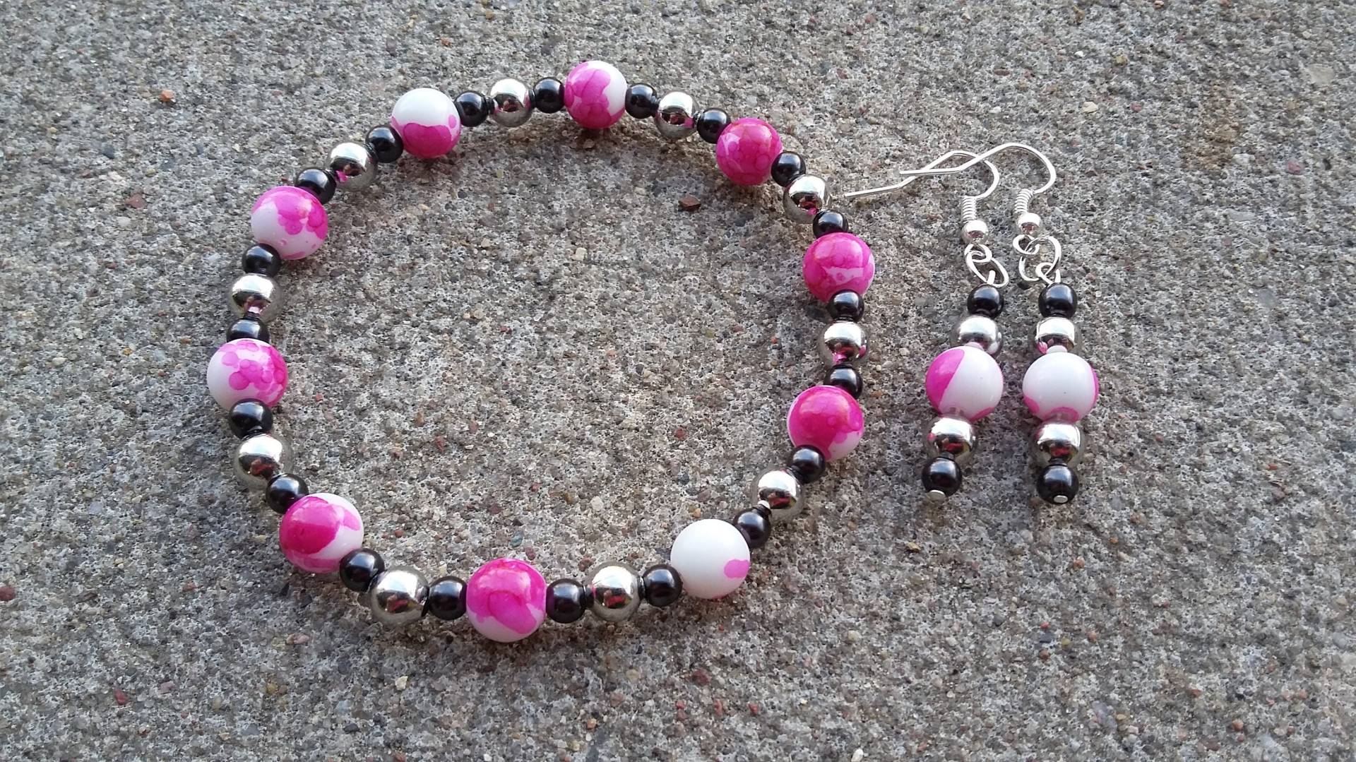 Handmade Rosa Tie-Dye Bead Schmuck Set, Ohrringe, Stretch Armband von KrystalineElegance