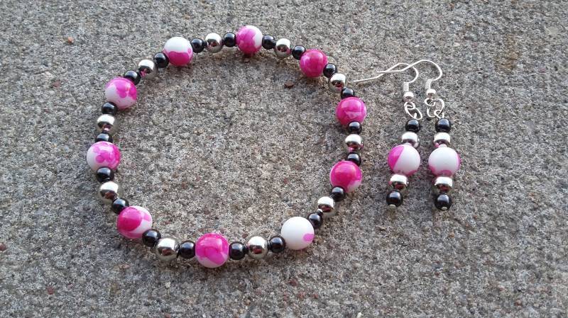 Handmade Rosa Tie-Dye Bead Schmuck Set, Ohrringe, Stretch Armband von KrystalineElegance