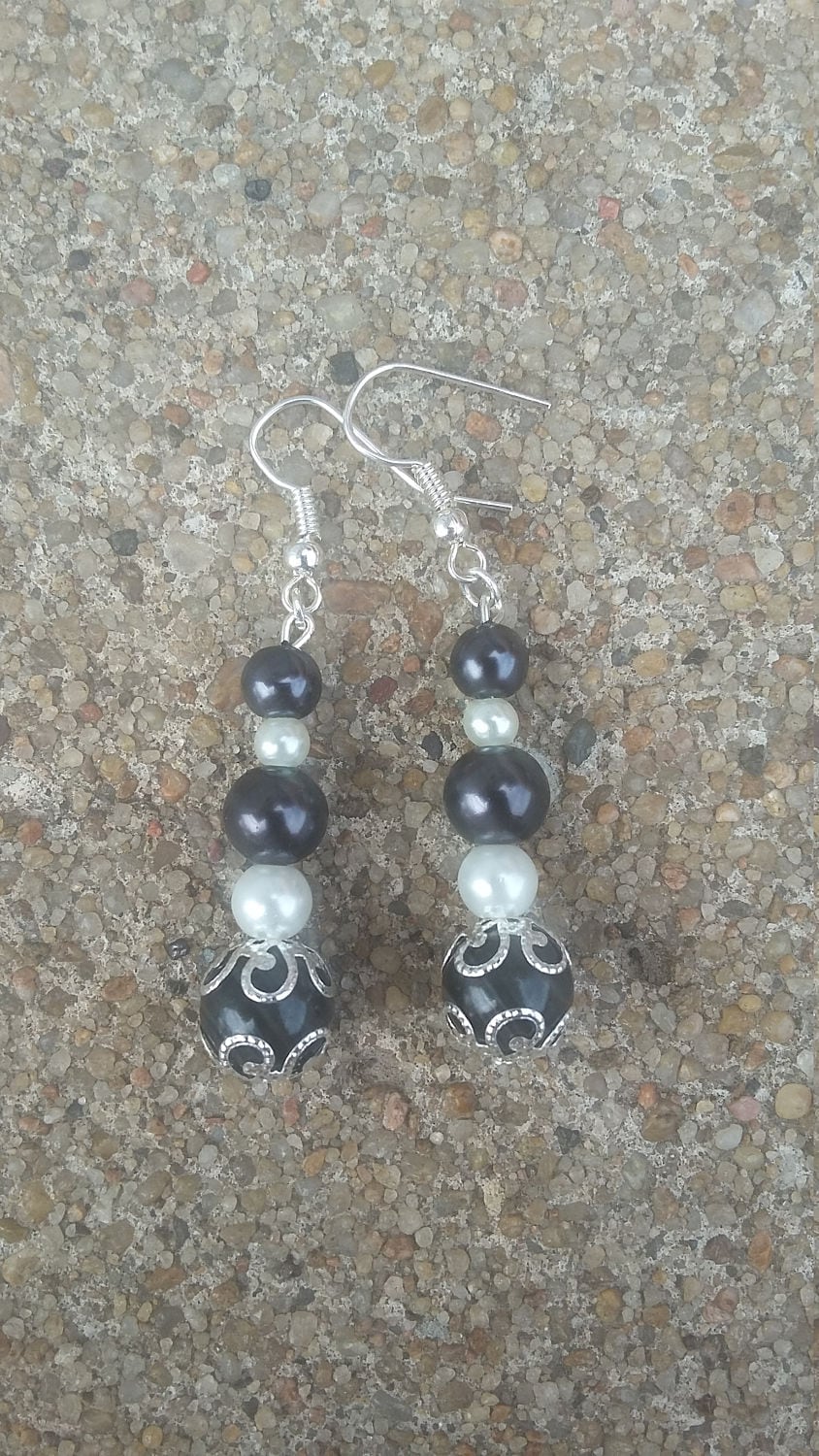 Handmade Schwarz & Weiß Perlen Ohrringe, Silber Filigree von KrystalineElegance