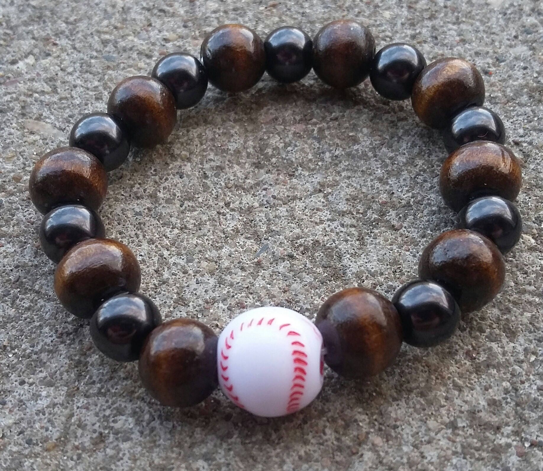 Holz & Schwarz Bead Stretch Armband, Baseball Akzent von KrystalineElegance