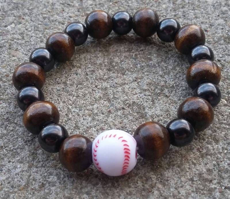 Holz & Schwarz Bead Stretch Armband, Baseball Akzent von KrystalineElegance