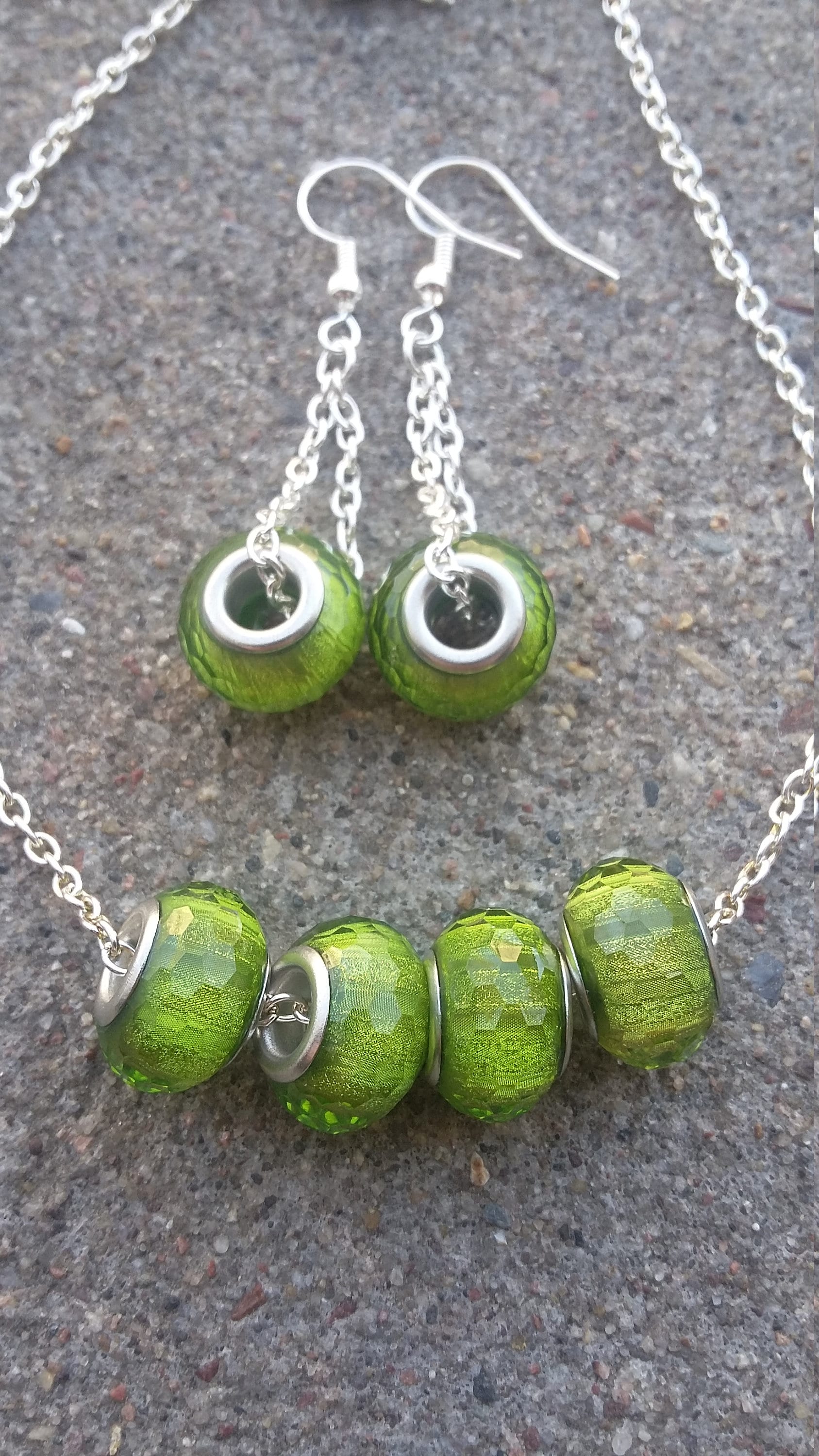 Lime Grün Lampwork Bead Schmuck Set, Versilberte Kette von KrystalineElegance