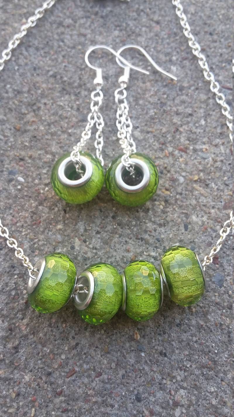 Lime Grün Lampwork Bead Schmuck Set, Versilberte Kette von KrystalineElegance