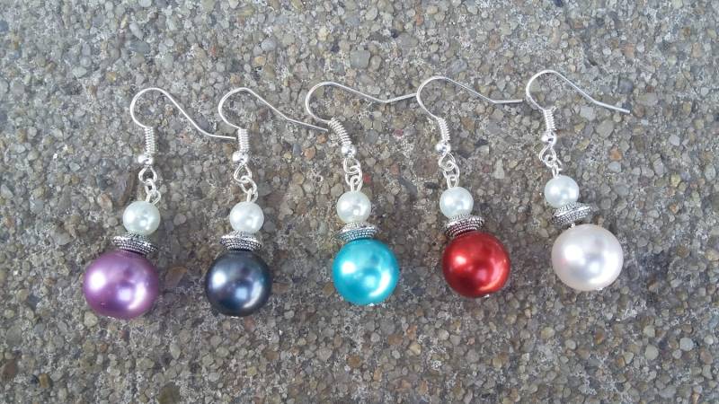 Perlenohrringe, Versilbert, Lebendige Farben von KrystalineElegance